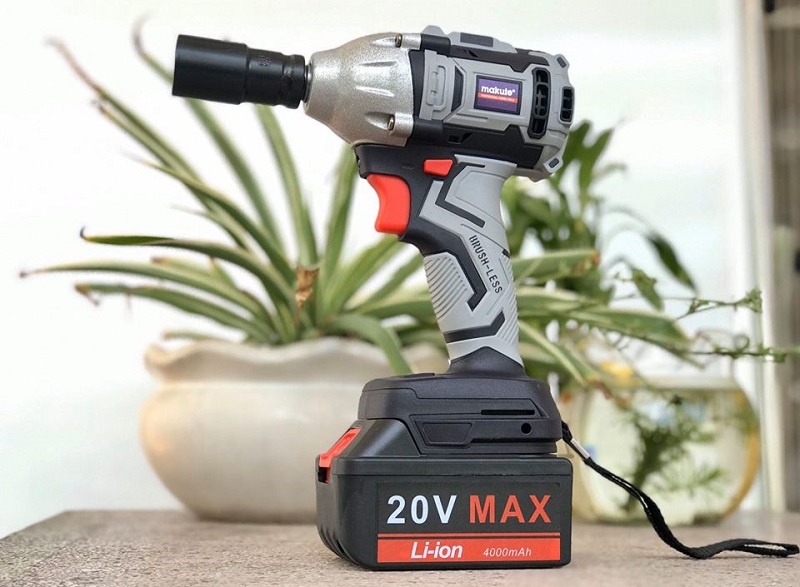 Máy vặn bu lông dùng pin makute 20v cw001