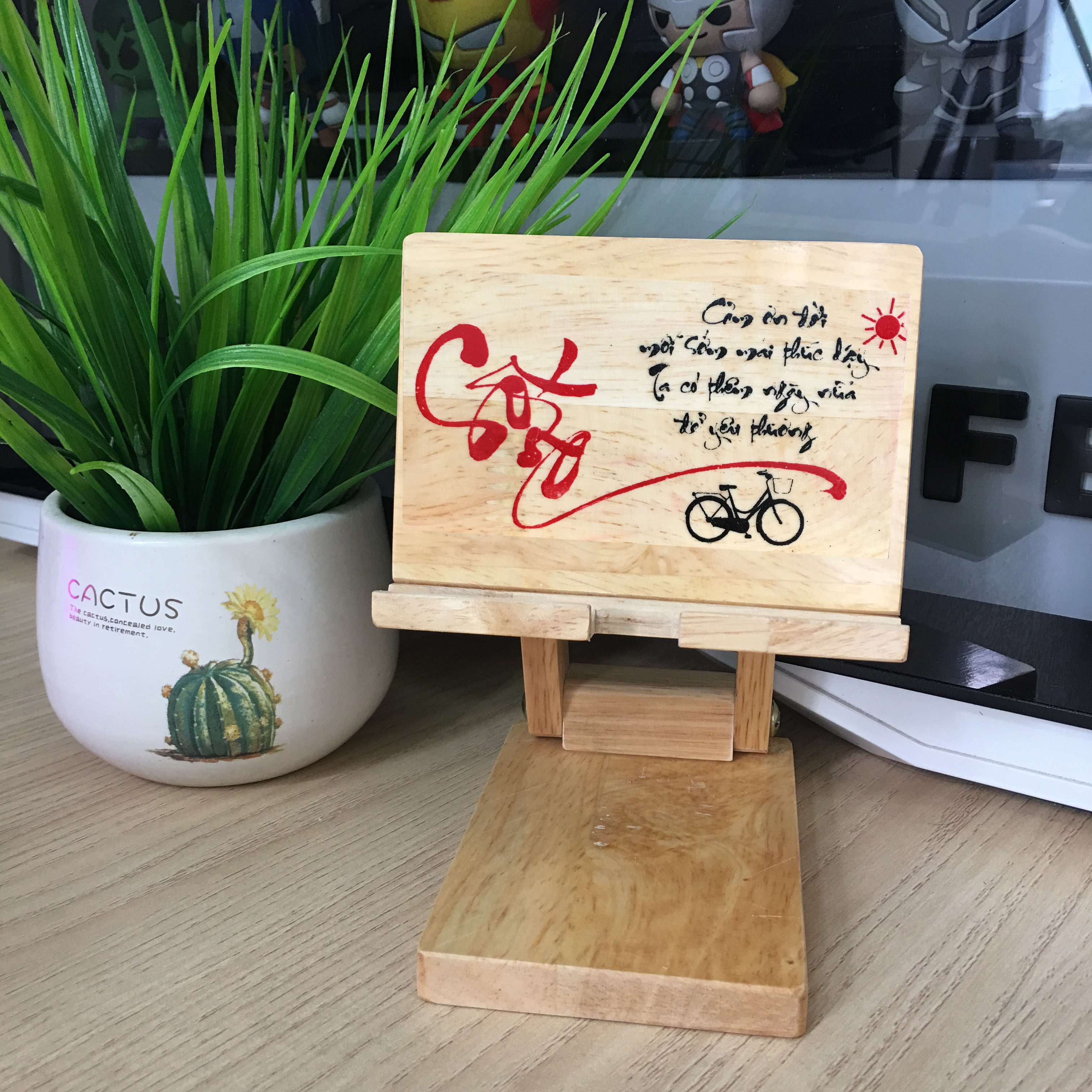 Giá đỡ điện thoại bằng gỗ, kệ để đt, kệ điện thoại gỗ, kệ điện thoại xếp gập in chữ thư pháp nhiều mẫu Shop Gỗ Xinh TPX2