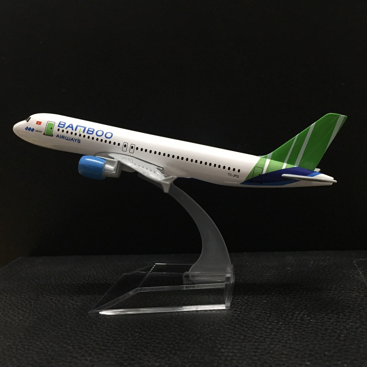 Mô hình máy bay Bamboo Airways 16cm- Mô hình máy bay kim loại có kèm đế- Mô hình máy bay- Qùa tặng ý nghĩa- Trưng bàn làm việc