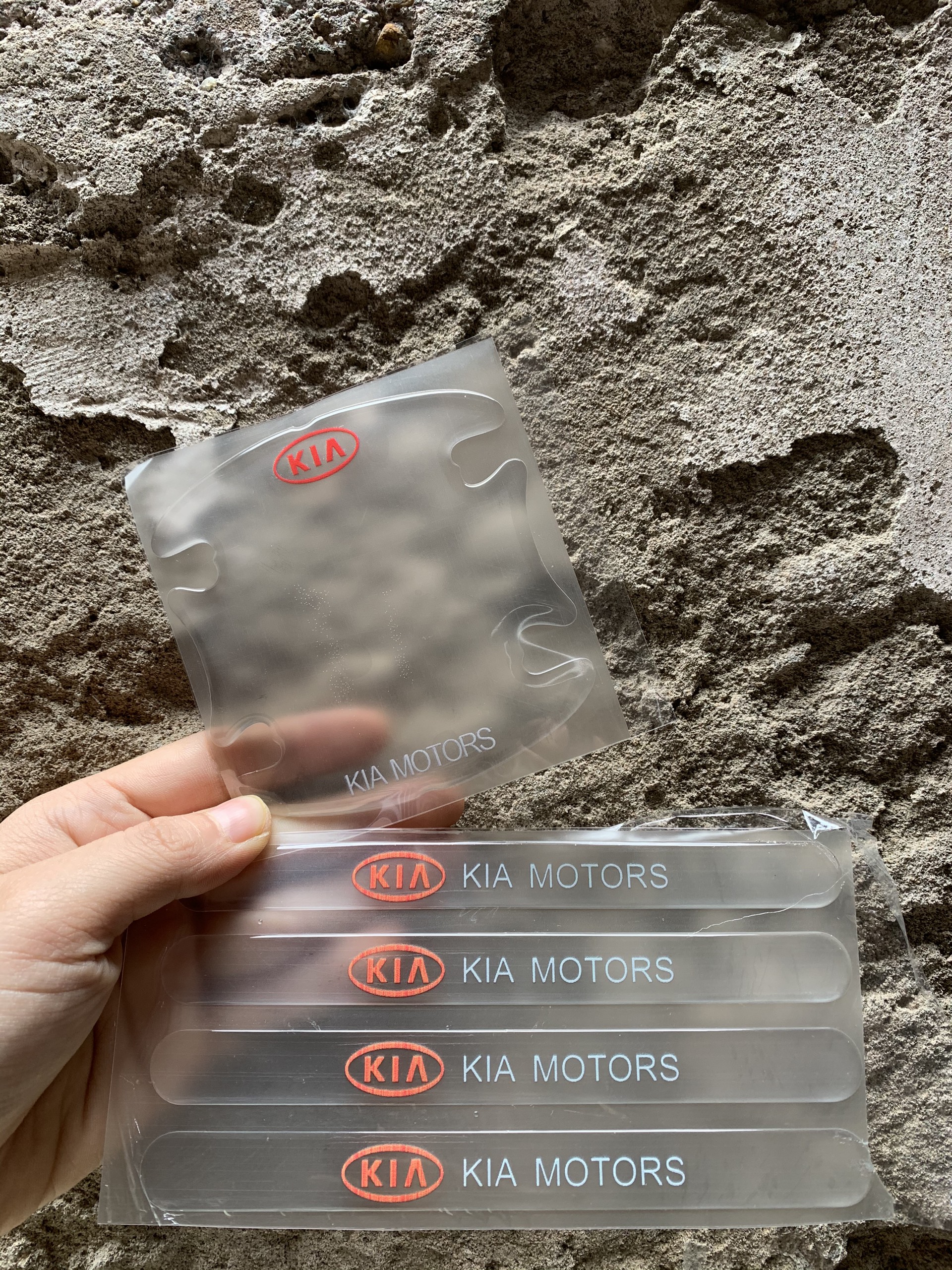 Bộ 8 Miếng dán Silicon chống xước hõm tay nắm cửa Ô tô kèm Logo xe ( Kia )
