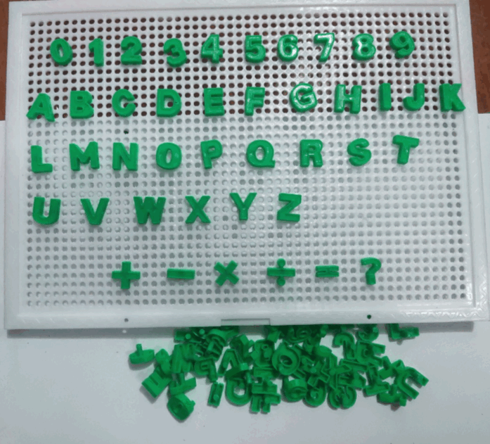 Bộ đồ chơi xếp chữ bao gồm 84 chữ cái kèm bảng gài