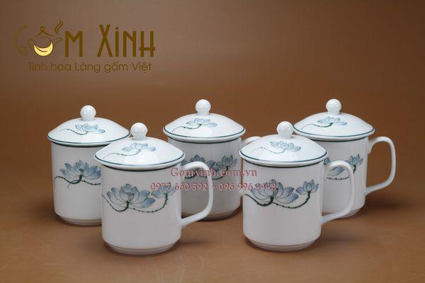 Cốc sứ Bát Tràng men trắng vẽ hoa sen kèm nắp (60.000đ/1 cái)
