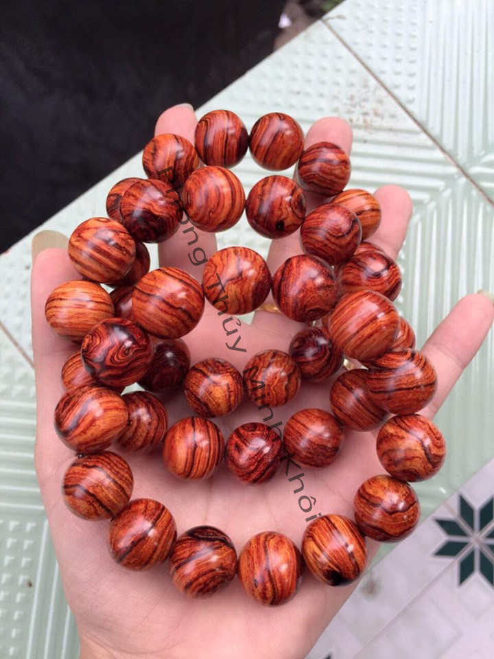 Vòng tay gỗ sưa dây đỏ thiên nhiên 16ly .Vòng tay phù hợp với tất cả các cung,mệnh.+ hộp đựng cao cấp.