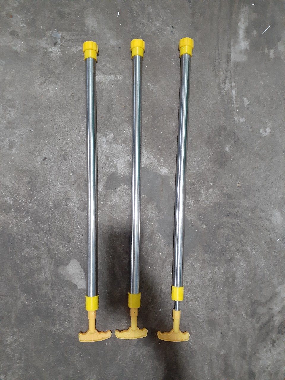 Cần phun tưới dạng pít tông bơm xe, dài 80cm, mỗi lần phun được khoảng nửa lít nước tơi như mưa