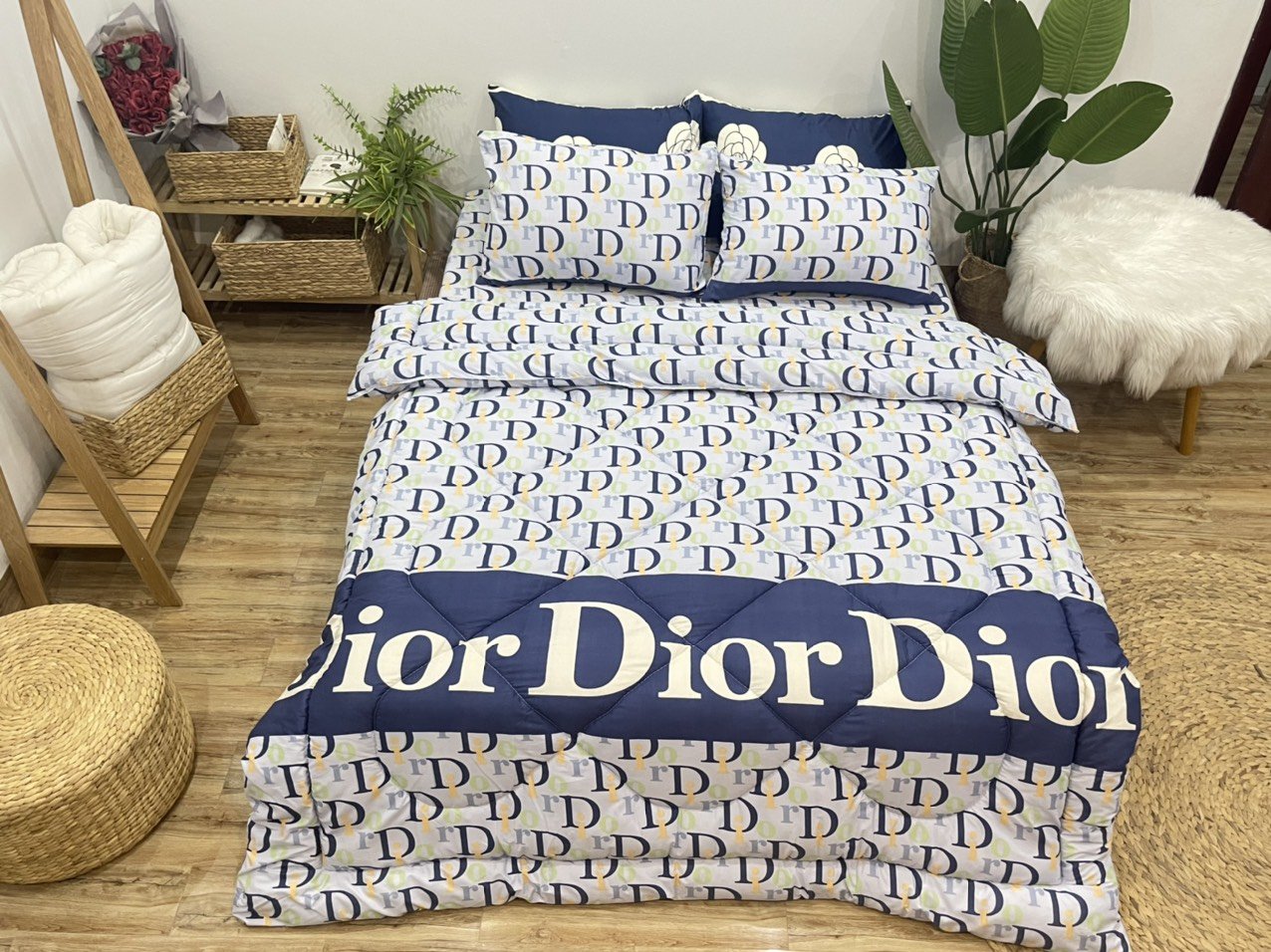 Bộ Chăn Ga Gối Cotton Poly Mẫu Dior Họa Tiết Cực Đẹp, Chất Liệu Cotton Poly Siêu Mềm Mịn, Thấm Hút Mồ Hôi, Không Phai Màu, Có Thể Giặt Máy