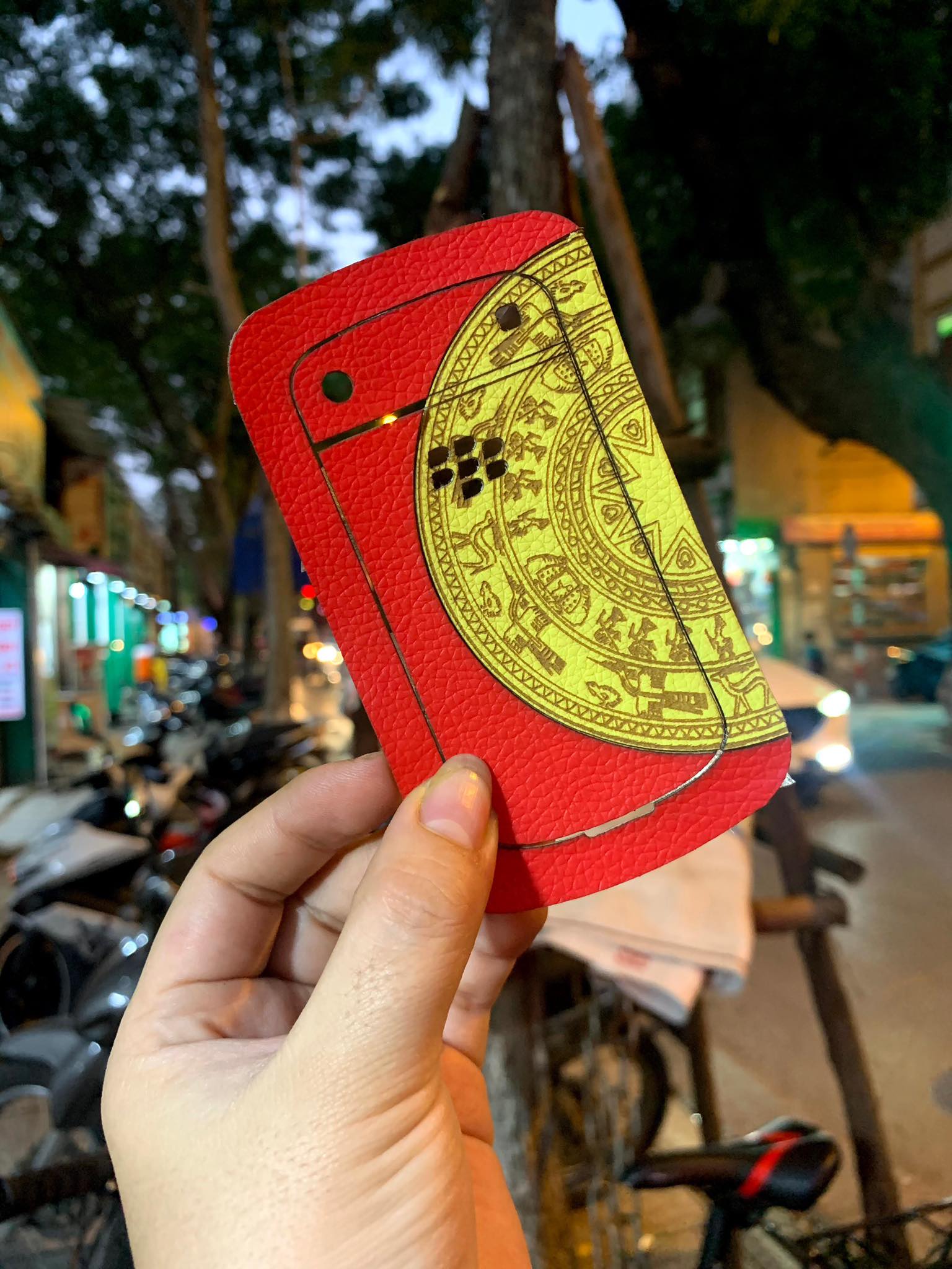 Dán da Dán da lưng điện thoại BB 9900 hình trống đồng