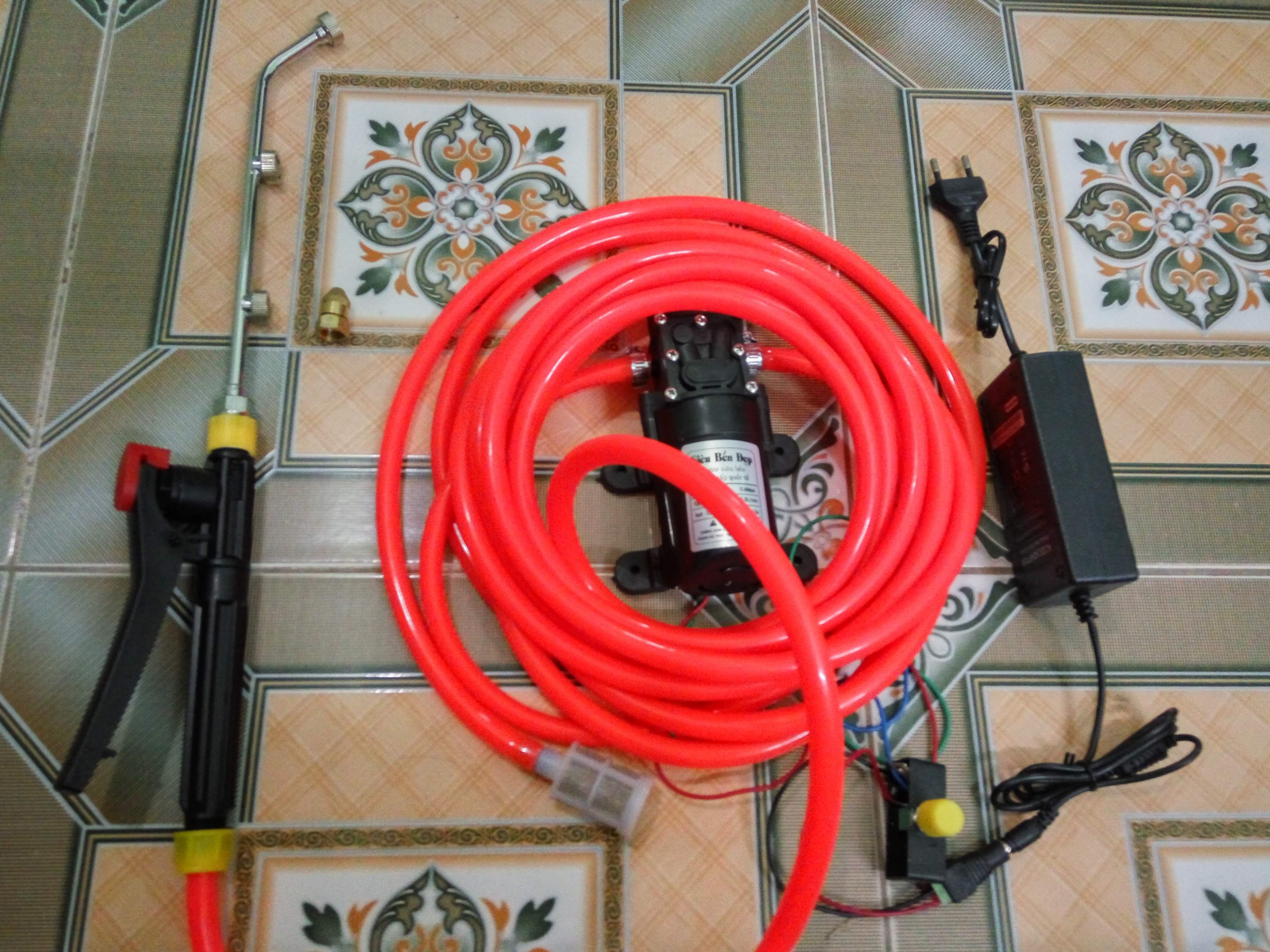 Máy tưới lan phun thuốc tự động ngắt khi bóp nhả khóa dùng điện 220v hoặc acquy
