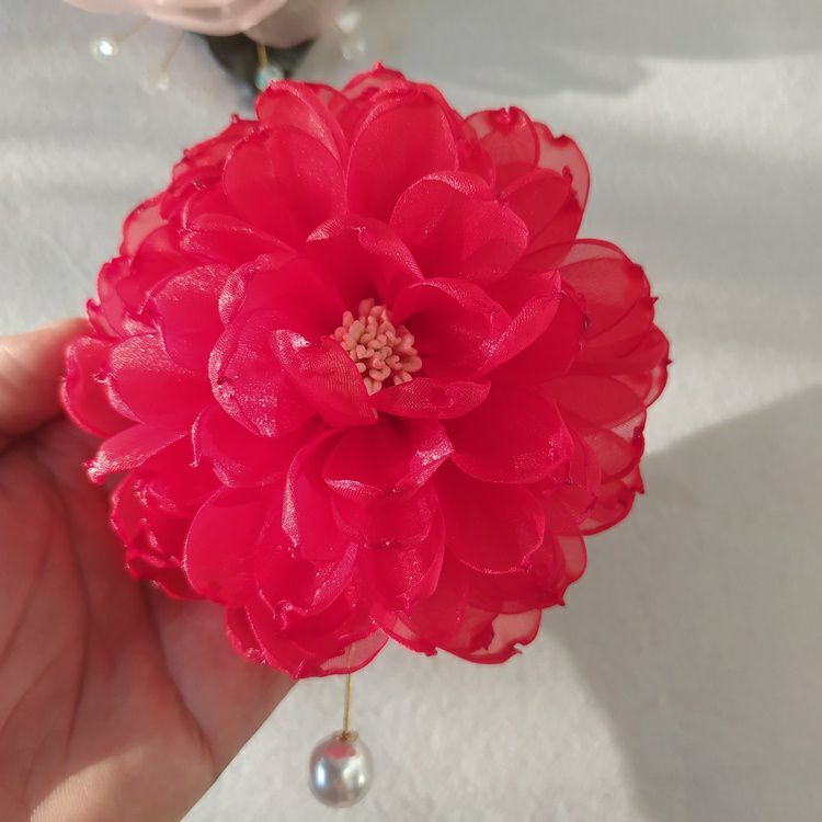 Hoa cúc xoăn cài áo Canto màu đỏ rực rỡ