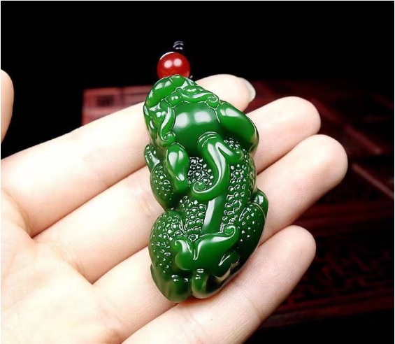 Mặt dây chuyền Tỳ Hưu Đá Ngọc bích cao cấp