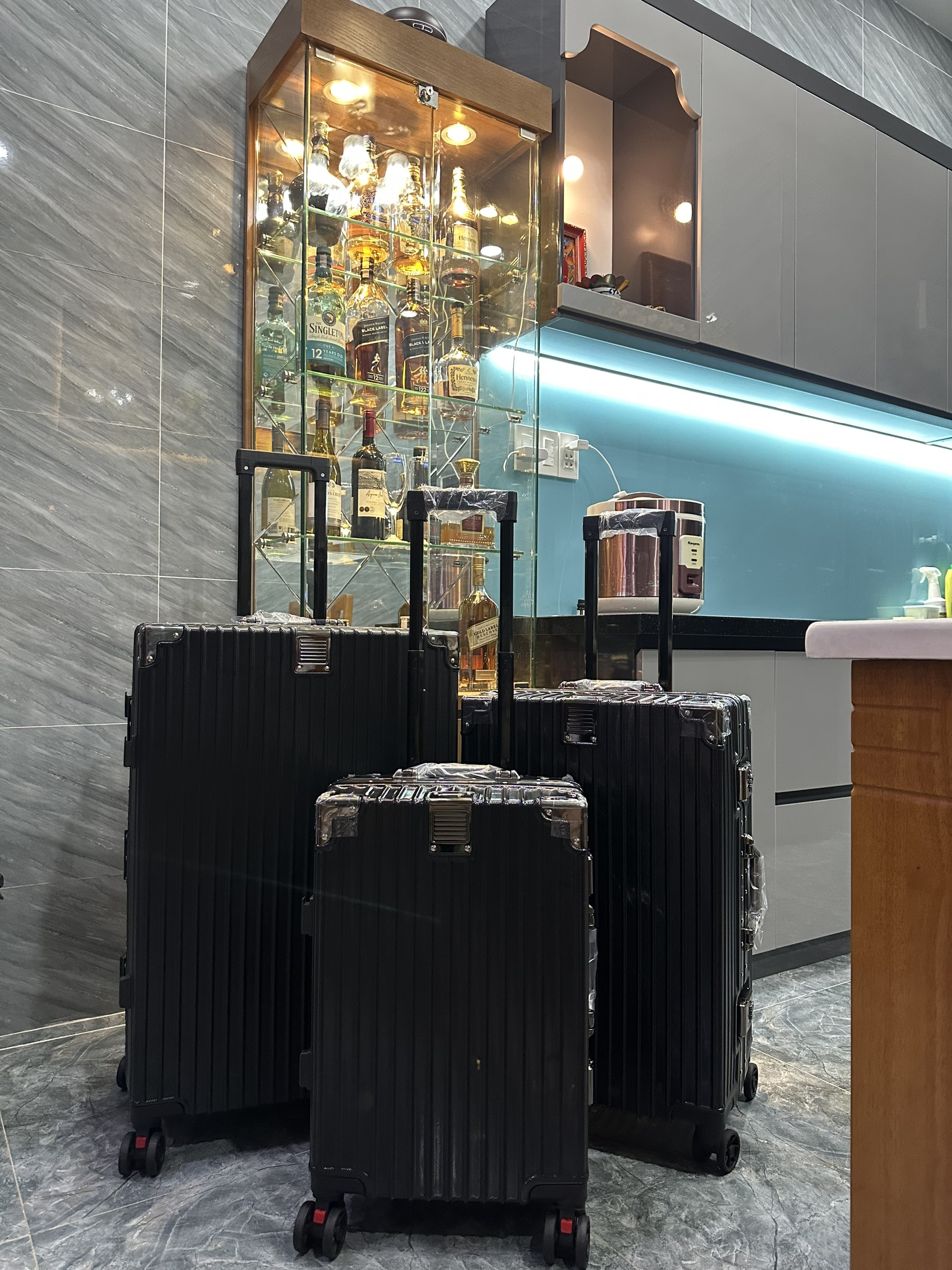 Vali kéo du lịch khung nhôm khóa sập rimowa cao cấp,xài theo mật khẩu bảo mật chống trộm,chống cạy ,chống bể vở tốt