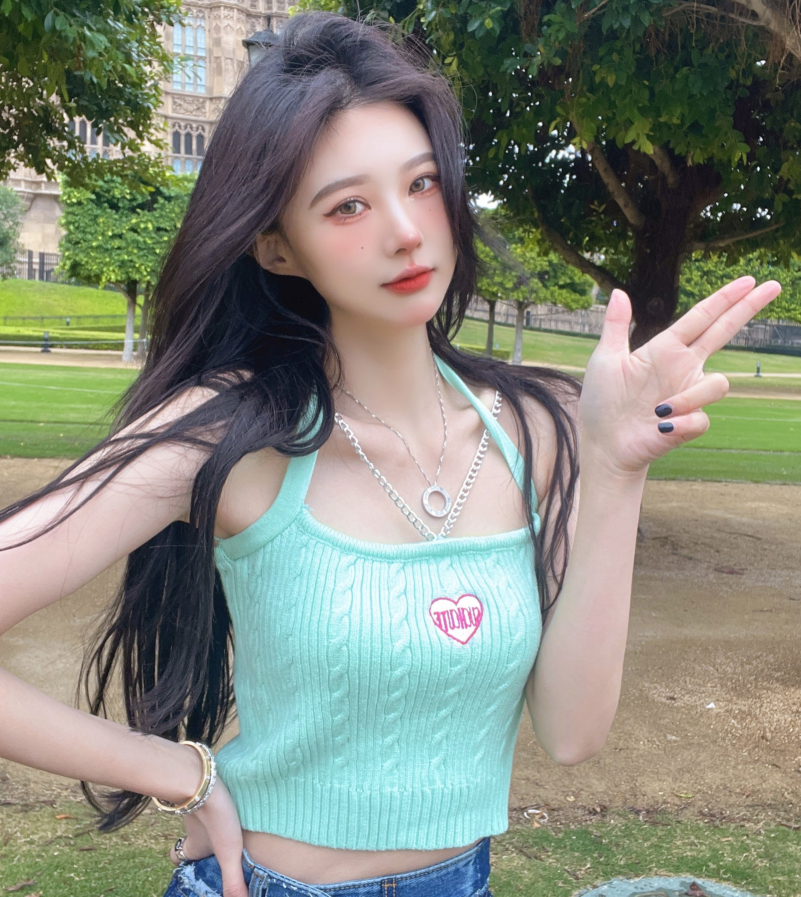 Áo hai dây croptop chữ thêu phối vòng kim loại cá tính