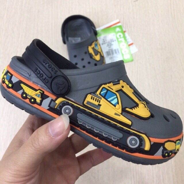 Sục crocs cần cẩu cho bé trai