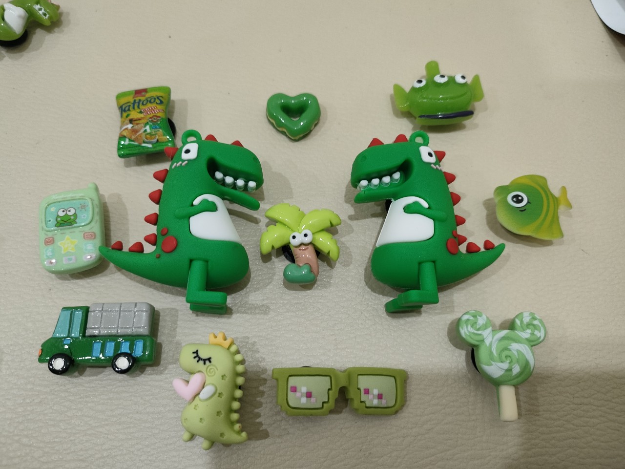 Set Charm khủng long 3d Gắn Dép cho bé