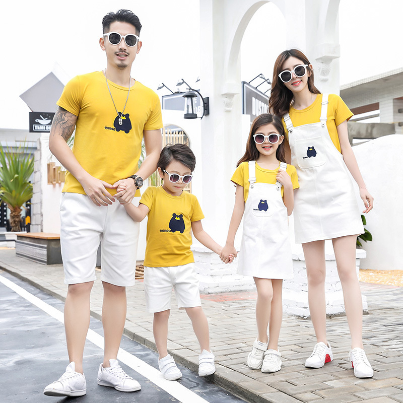 áo gia đình cao cấp, Set bộ áo thun màu vàng kèm yếm nữ, quần kaki nam màu trắng AG31