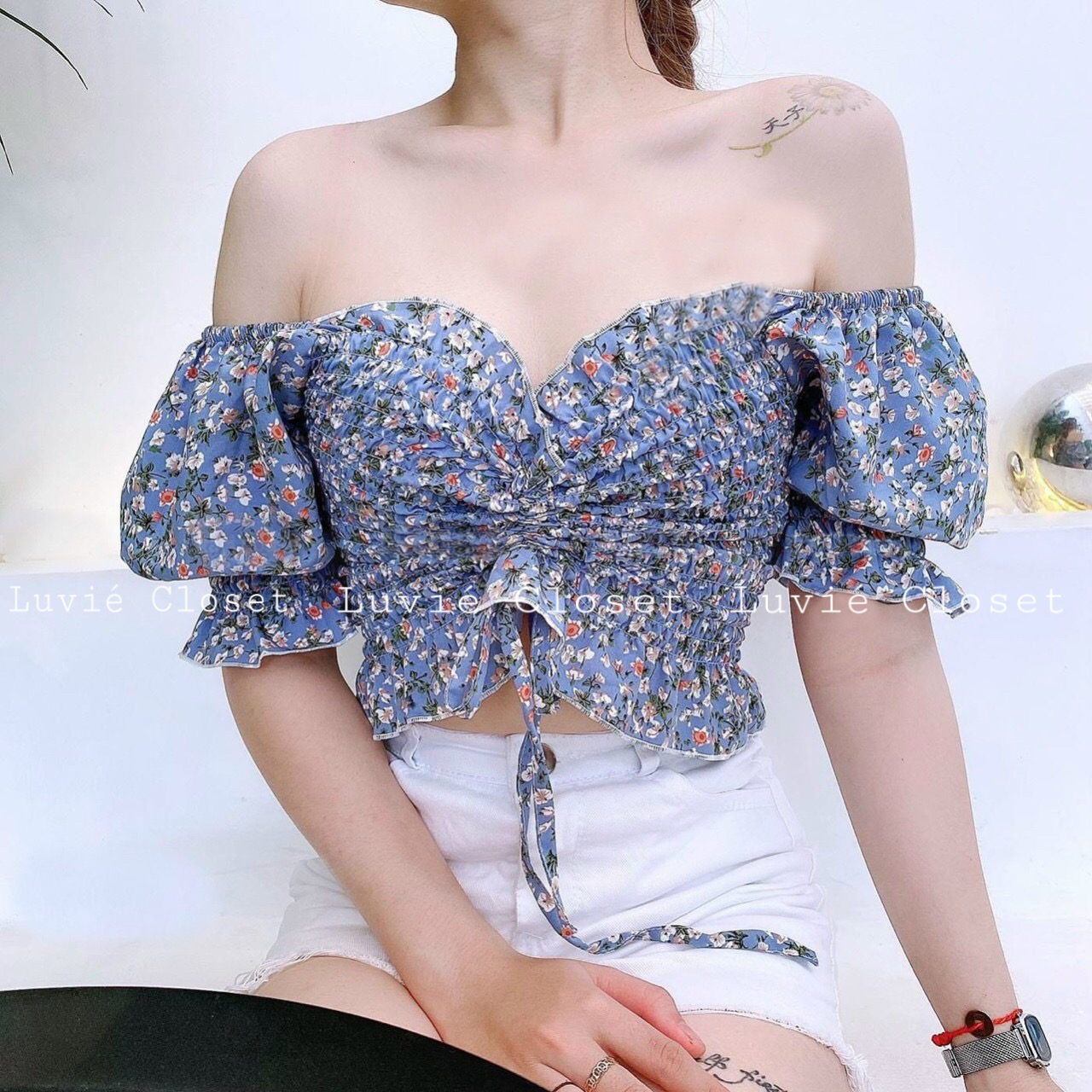 Áo croptop hoa trễ vai rút dây giữa ngực tay ngắn màu xanh lam - Luvie