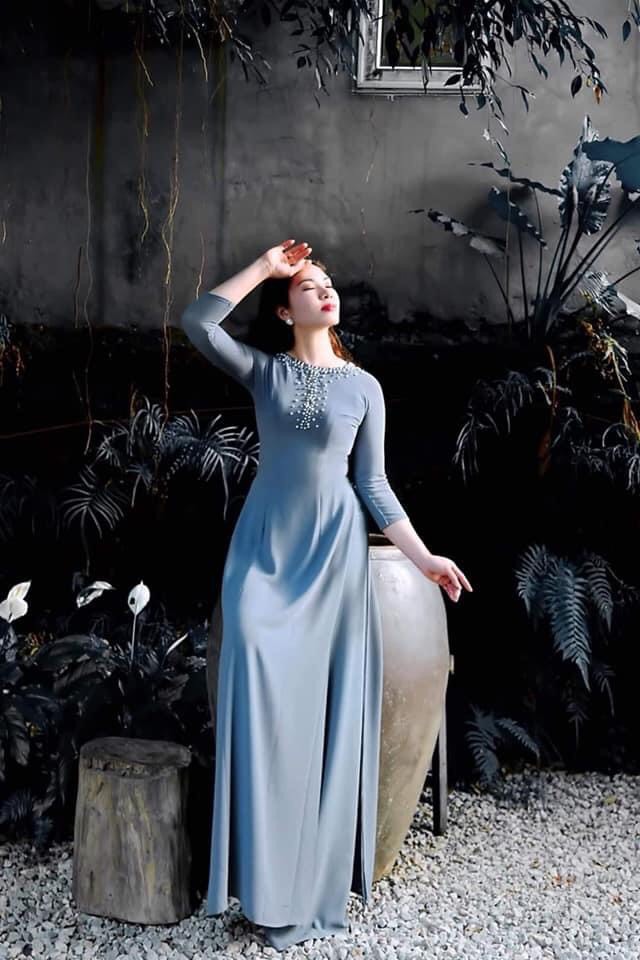 Bộ áo dài lụa ngọc trai đính ngọc cổ