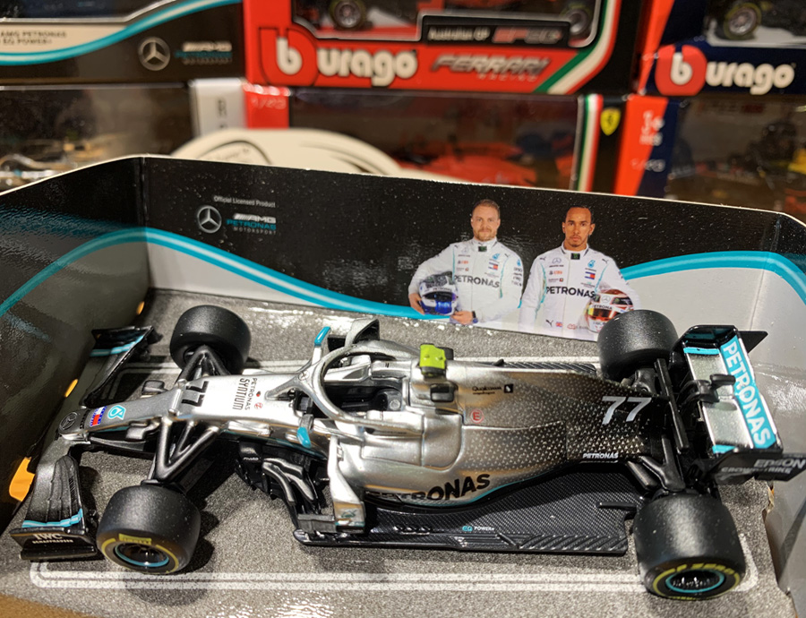Mô hình trưng bày xe F1 Mercedes AMG Petronas W10 77 2019 tỉ lệ 1:43 Bburago