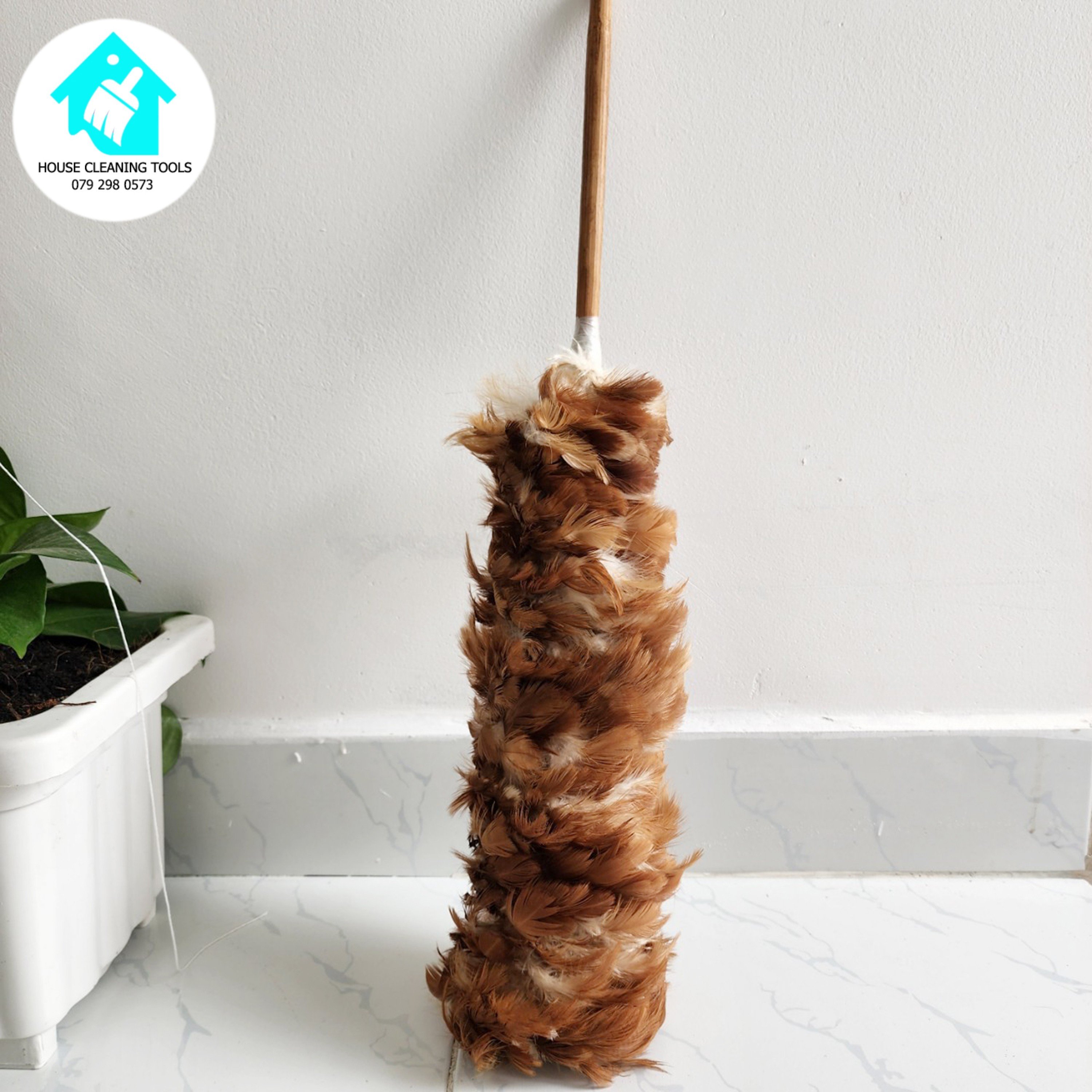 Chổi lông gà mái dài 62cm. chổi phủi bụi lông gà - chổi quét bụi - chổi phất bụi