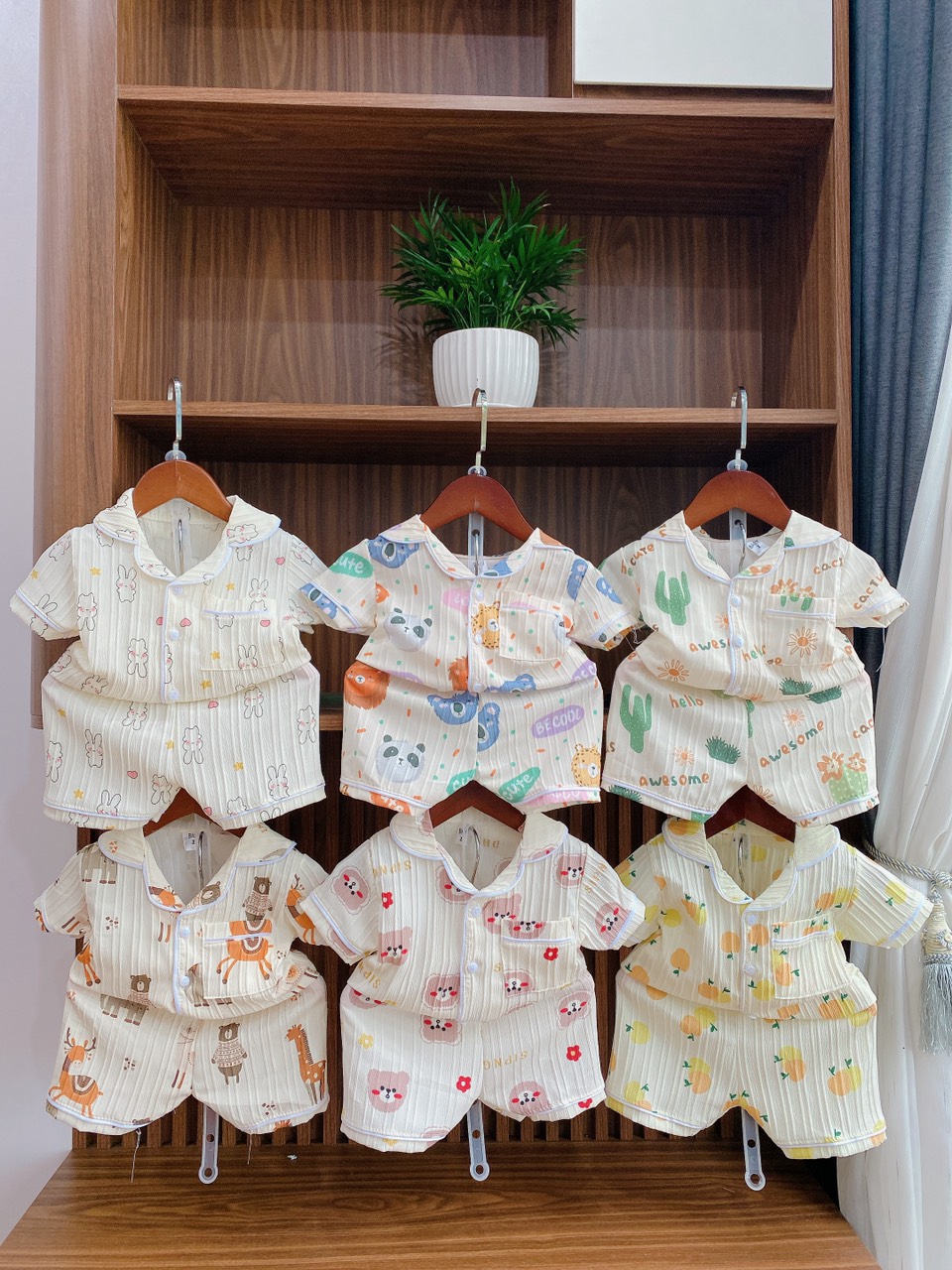 Bộ pijama cộc tay cho bé in hình dễ thương