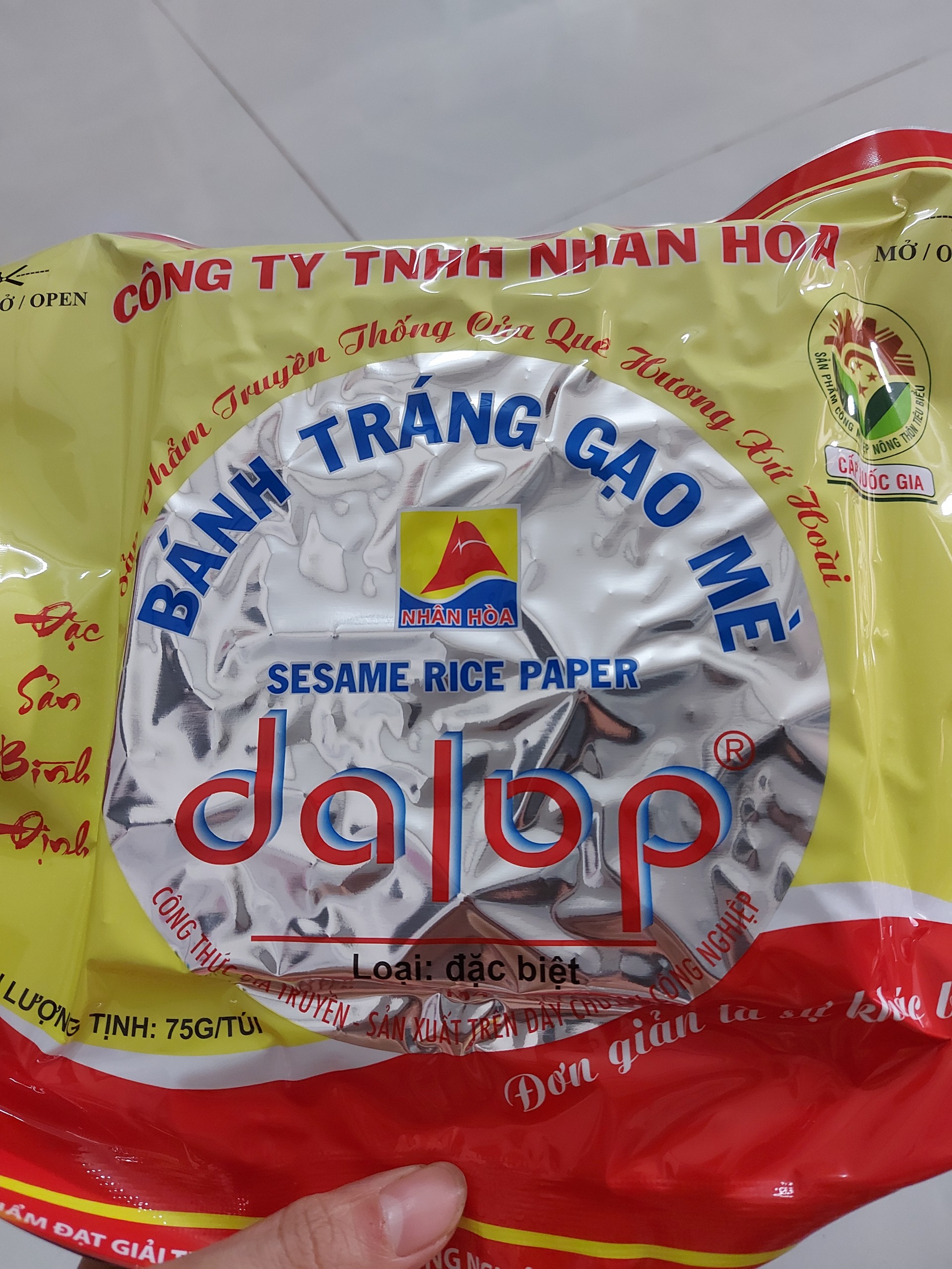 Bánh tráng nướng gạo mè Dalop - Đặc sản Bình Định