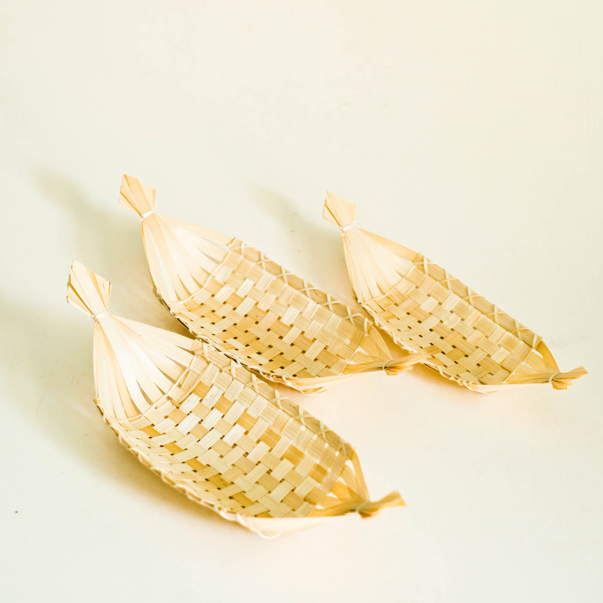 Thuyền tre đan đang tr&iacute; thực phẩm, Woven bamboo tray