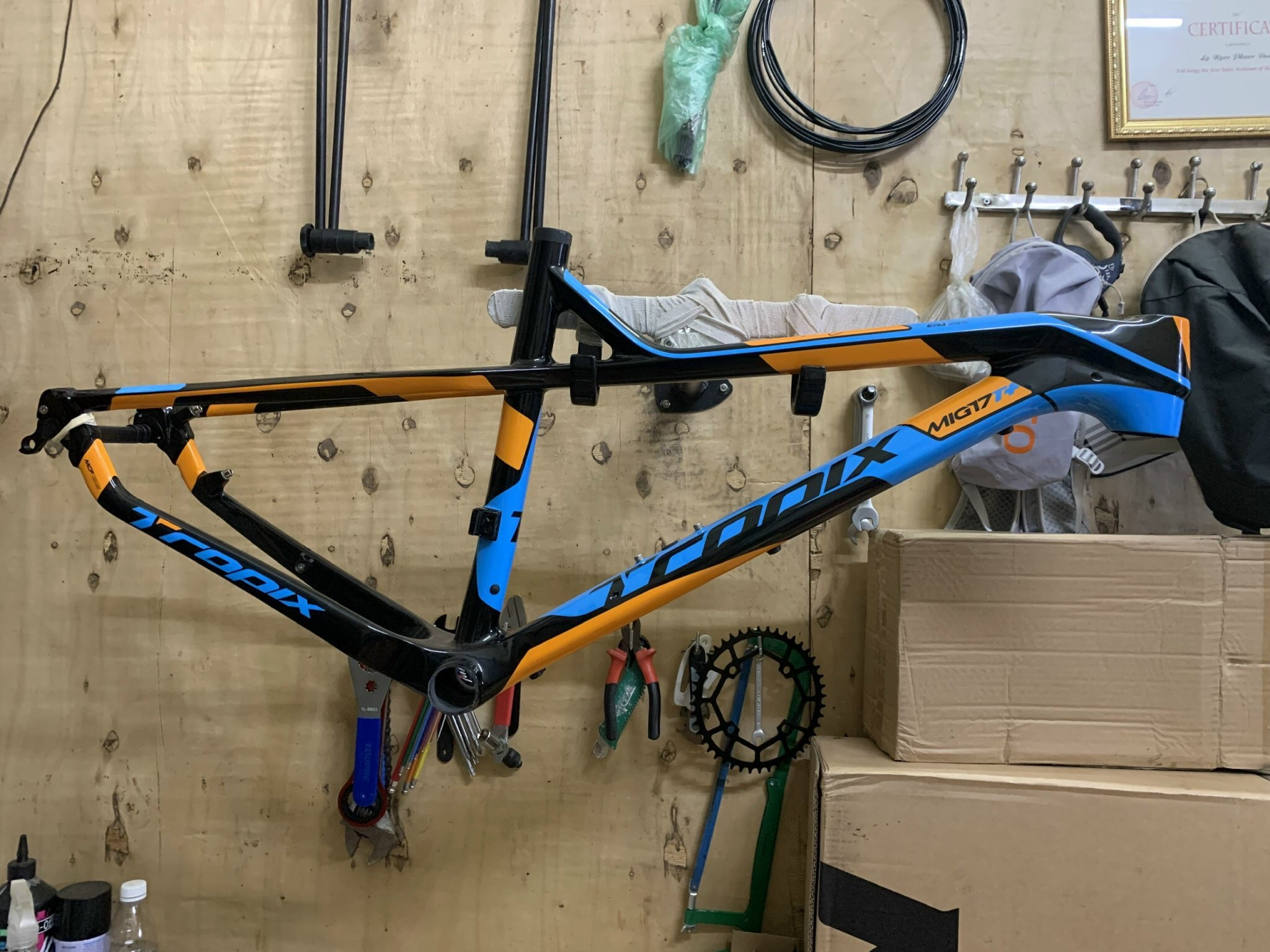 Khung carbon mtb tropix size s màu đen- xanh da trời - cam