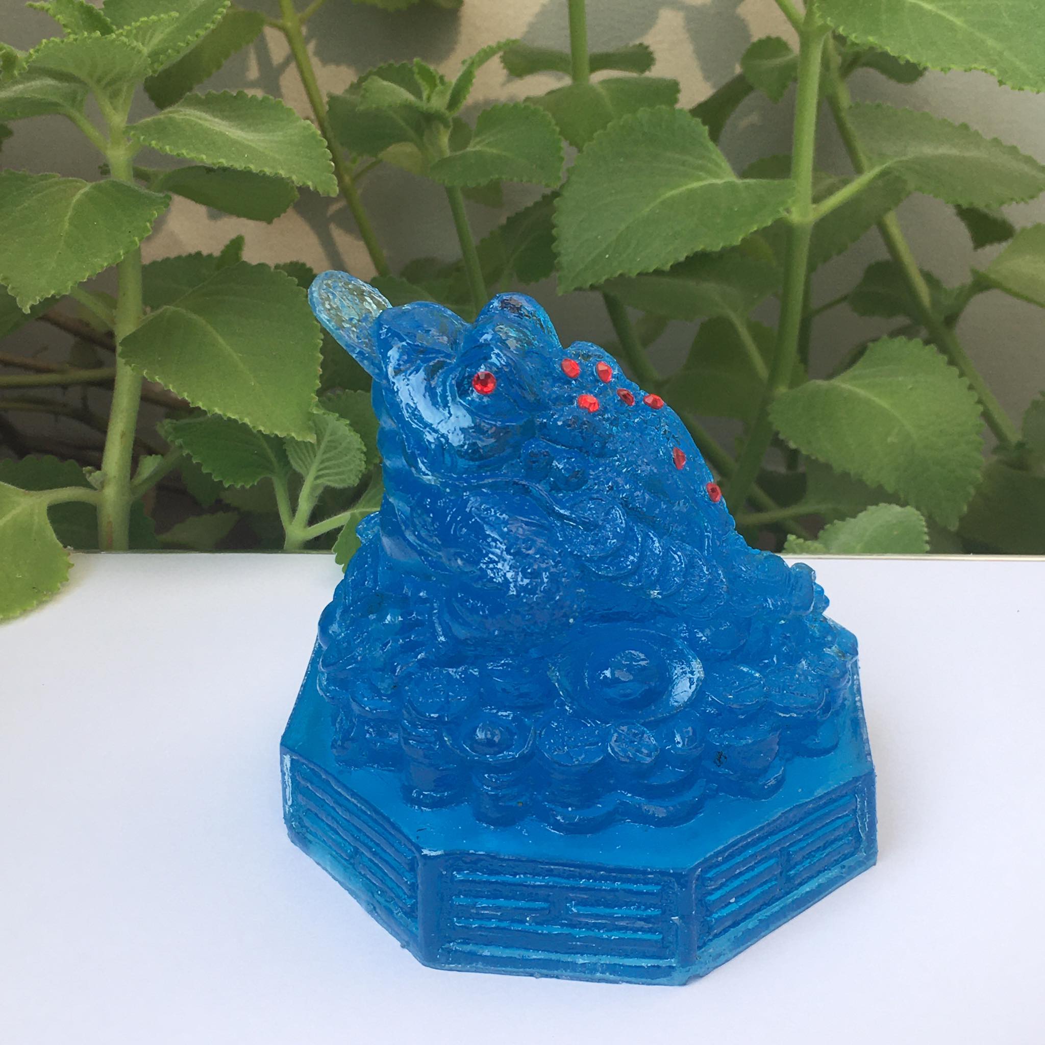 Thiềm thừ phong thủy - cóc ngậm tiền màu xanh dương cao 10 cm x rộng 12cm mang tài lộc