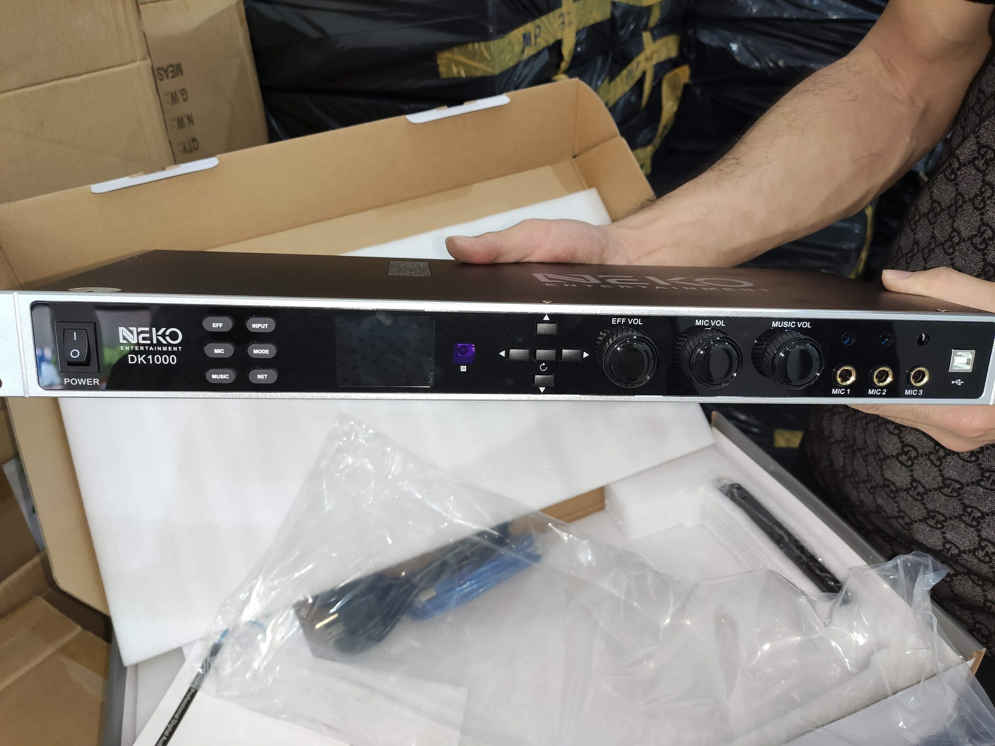 Vang số chuẩn hãng NEKO DK1000, âm thanh hay, chỉnh dễ, tích hợp Bluetooth, hỗ trợ cổng Optical, cổng mic và công tắc