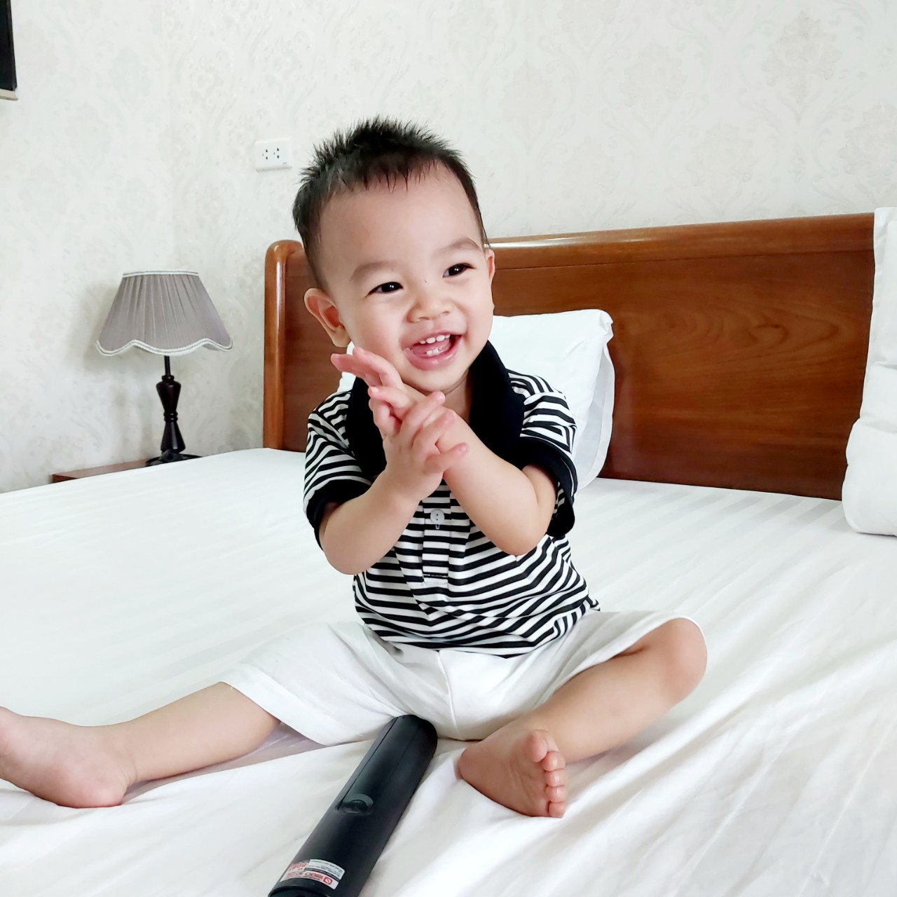 Set áo kẻ quần trắng VS073 cho bé trai, size nhí và size nhỡ từ 8-33kg