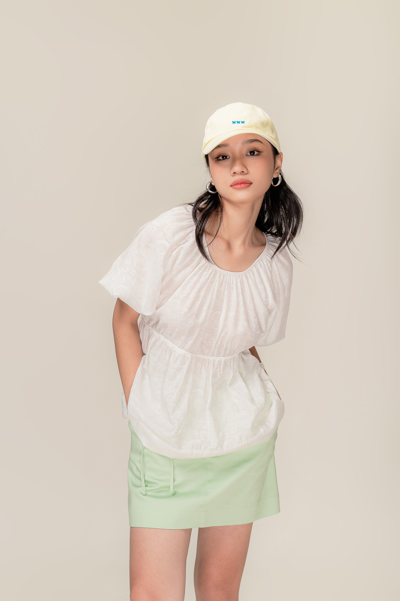 LIBÉ - Áo kiểu tay phồng dáng babydoll màu trắng hoạ tiết