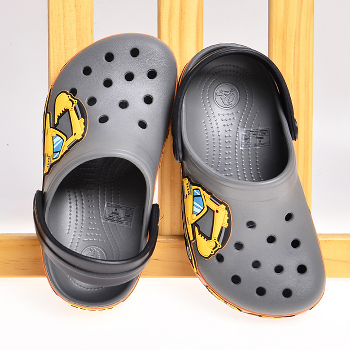Dép sục nhựa đi mưa -crocs- trẻ em hình máy múc