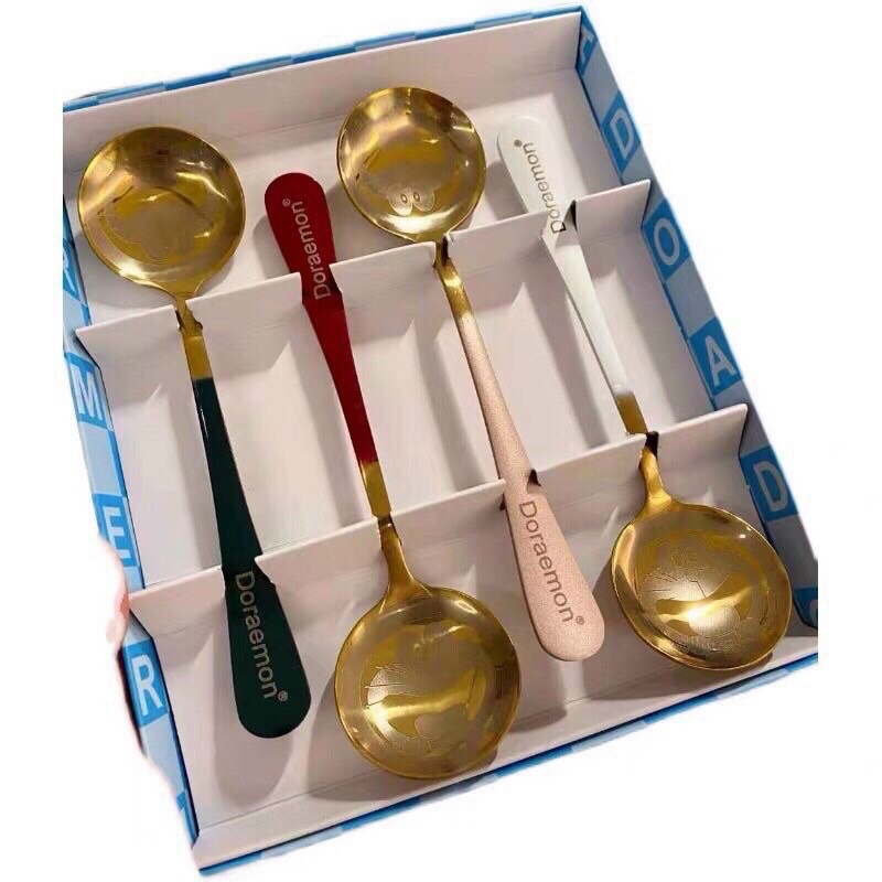 Set 4 muỗng Doremon inox mạ vàng kèm vỏ hộp xinh xắn - Bộ 4 thìa inox mạ vàng khắc hình Doremon đáng yêu