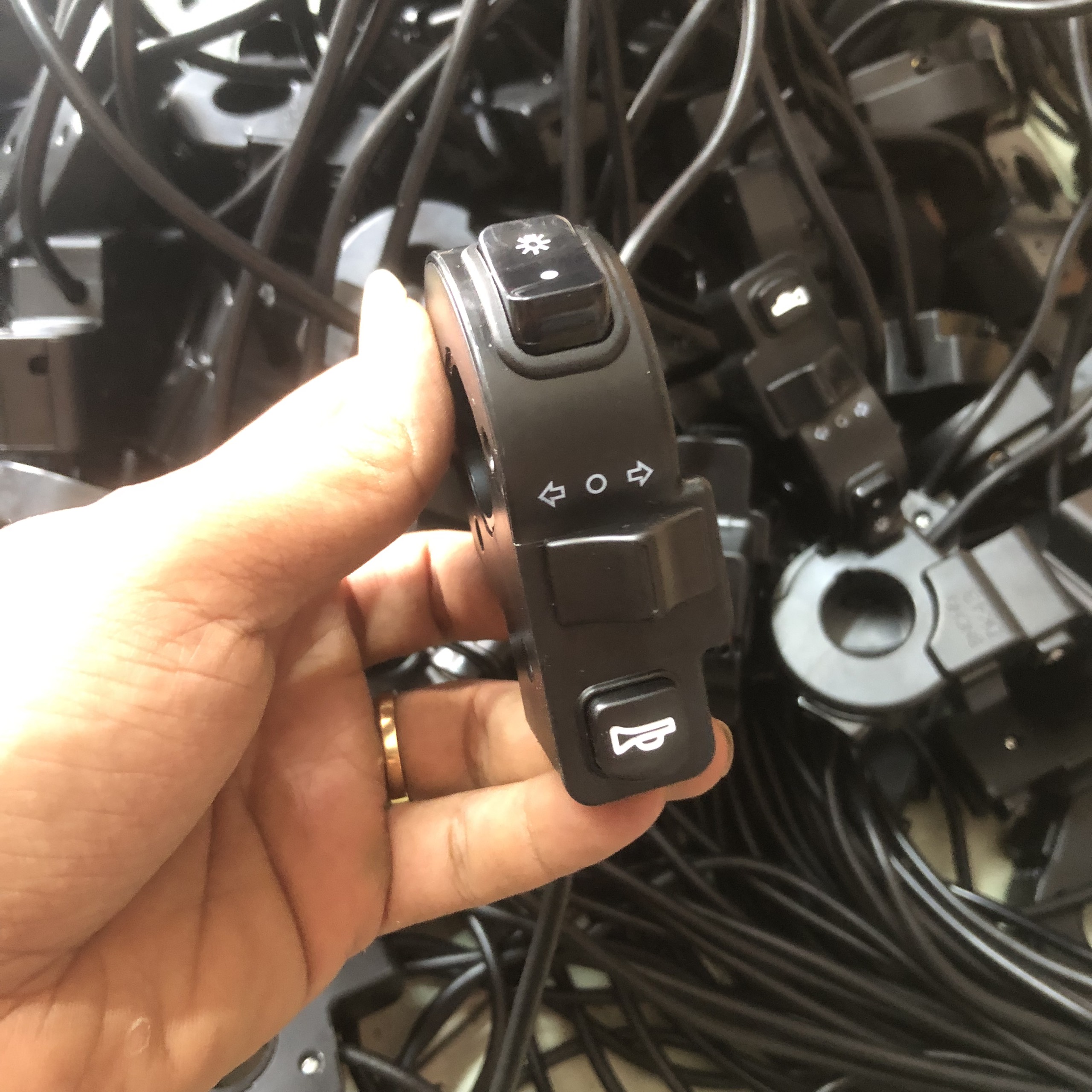 Công tắc 3 chức năng xe đạp điện - công tắc kèn đèn xi nhan - cùm công tắc xe đạp điện - bộ công tắc xe máy điện