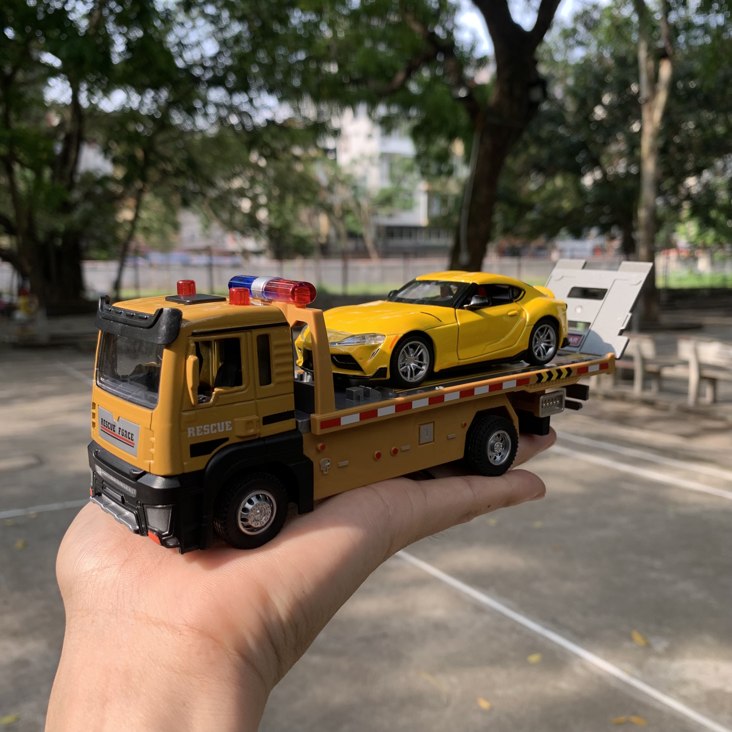 Mô hình xe tải cứu hộ chở xe tỉ lệ 1:32 có đèn cảnh báo, âm thanh