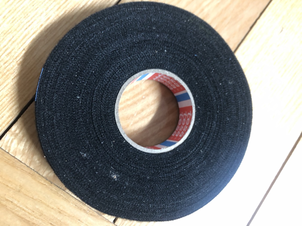 Băng dính vải nỉ tesa ,băng dính chịu nhiệt bọc dây điện ôtô xe máy 25m 1.9cm