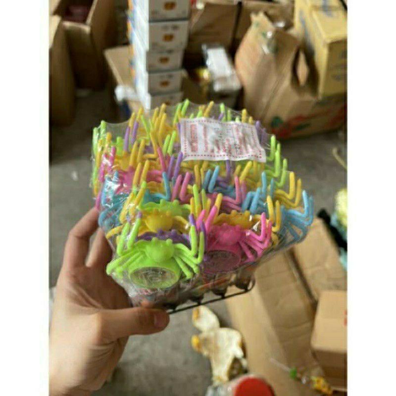 Khay 30 chiếc kẹo kèm đồ chơi hình nhện