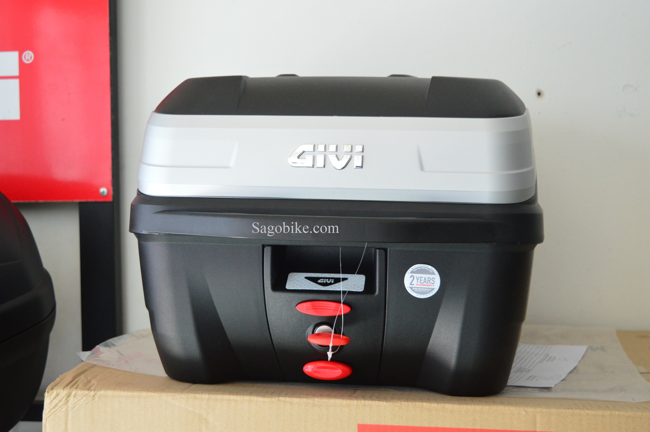 Thùng givi B32Gold / B32N Bold 32 lít mới chính hãng BH 2 năm, thùng 32 lit miếng ốp vàng sang trọng và giá tốt hơn rất nhiều