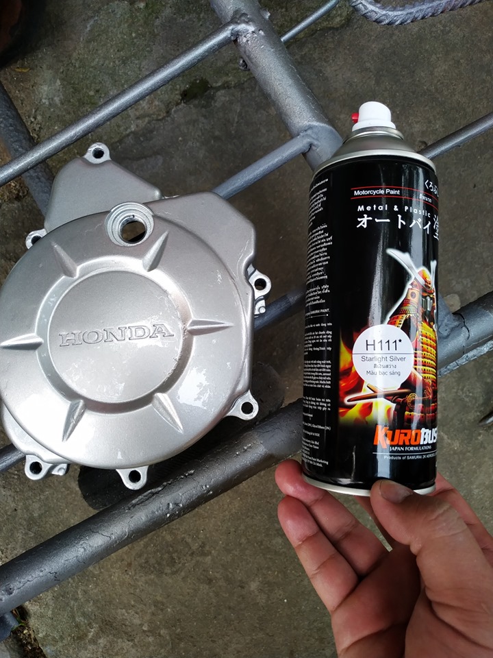 Sơn xịt Samurai màu Bạc Sáng - H111 (cần sử dụng với nền màu bạc để màu lên được chuẩn và đẹp)