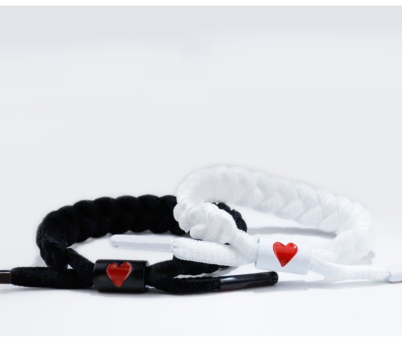 Vòng tay cặp bện dây phong cách thể thao hai màu đen và trắng mặt hoạ tiết trái tim đỏ cho nam và nữ