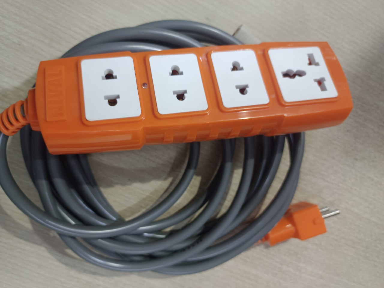 Ổ cắm điện 4 ổ có sẵn dây chịu tải 6000W cao cấp