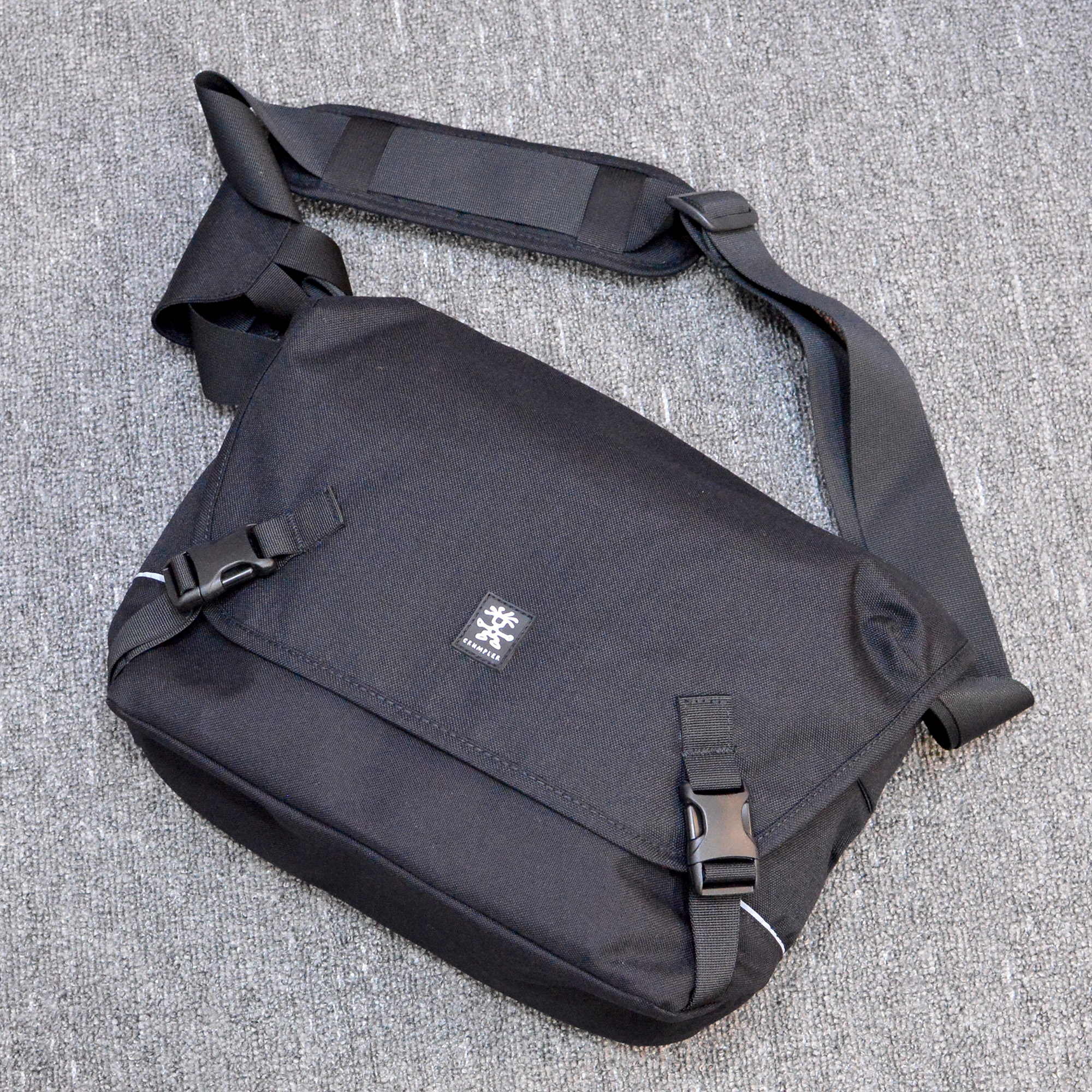 Túi máy ảnh đeo chéo vai Crumpler Proper Roady 7500 có ngăn iPad và chống thấm nước