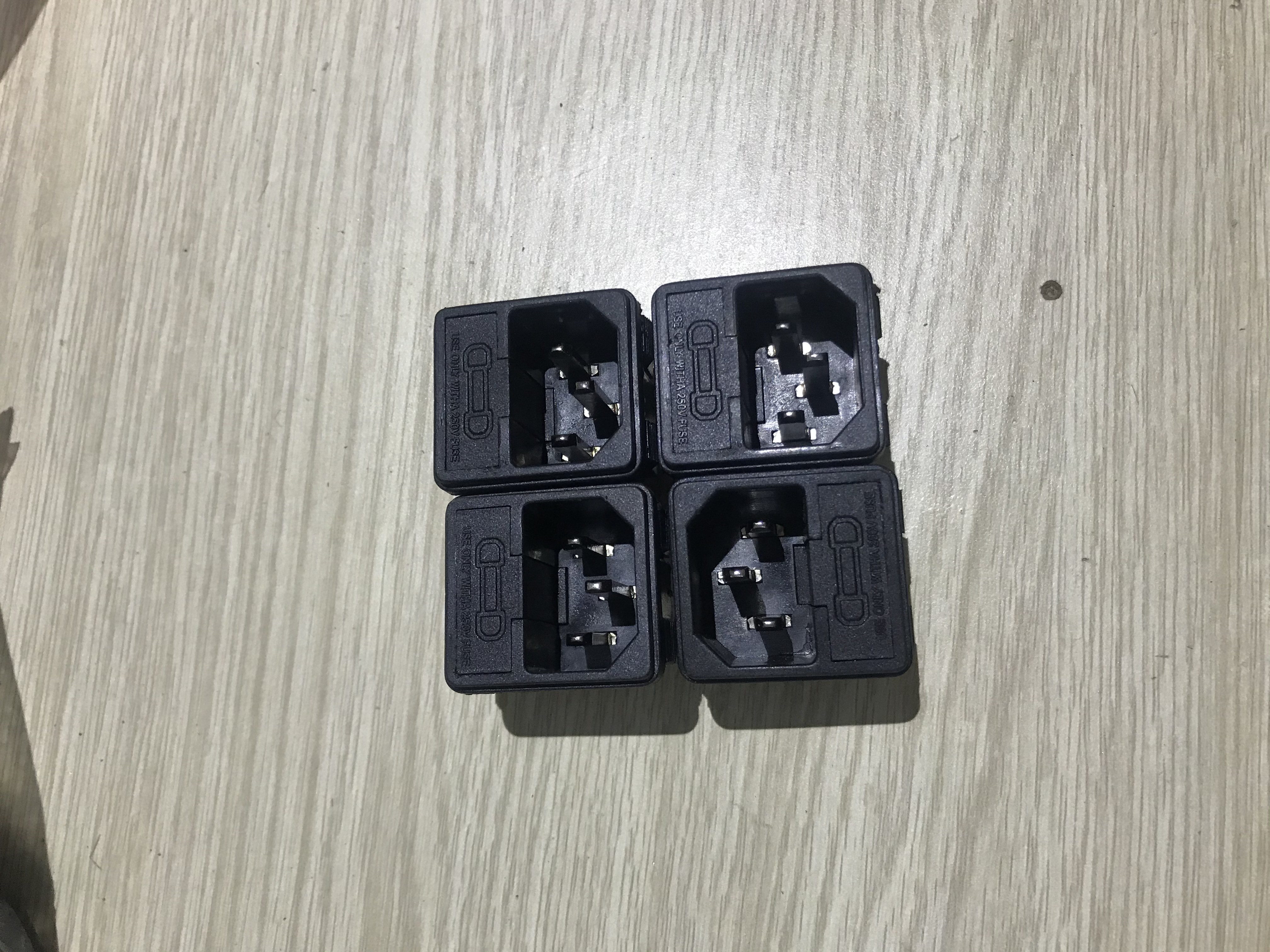 Ổ cắm nguồn ac 3 chân có đế cầu chì ac-02t