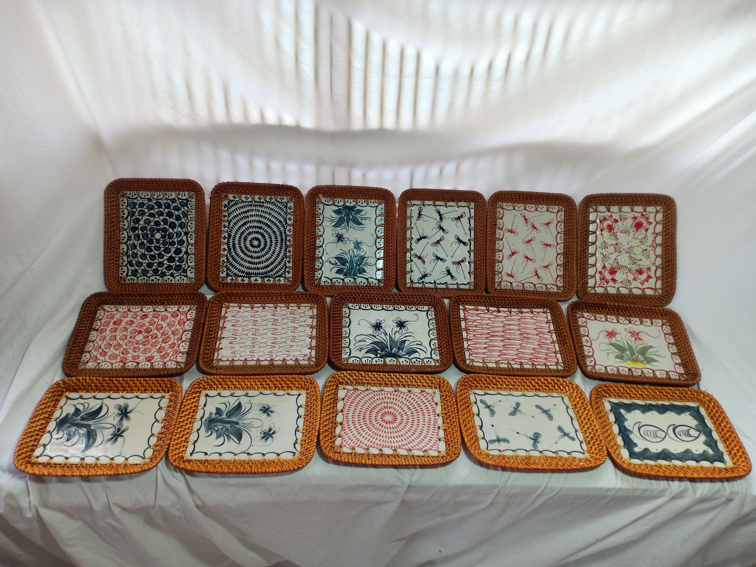 Đĩa Mây Kết Hợp Gốm Bát Tràng Vẽ Tay Cao Cấp Sang Trọng  - Đựng Trái Cây/ Trang Trsi Decor/ Đạo Cụ Chụp Hình Sản Phẩm/.Trang Trí Tường/ Bếp Nhà Hàng/ Quà Tặng Bạn Bè Quốc Tế và Nhà Mới