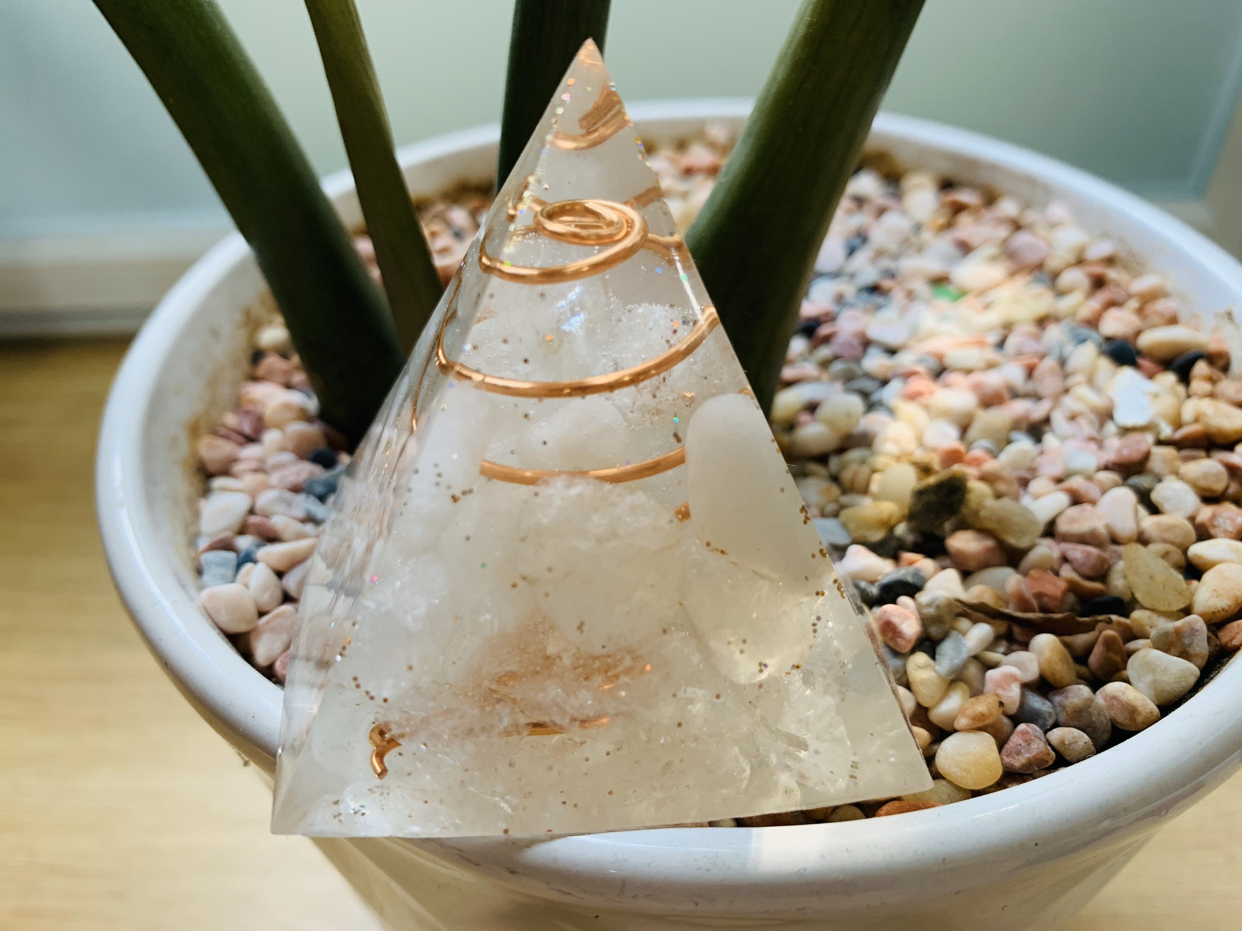 Kim tự tháp thạch anh phát năng lượng phong thủy mini 6,5x5,5cm