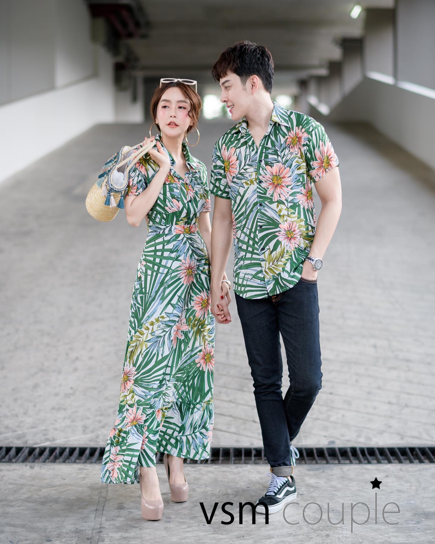 Đồ đôi đi biển in hoa lá tươi tắn