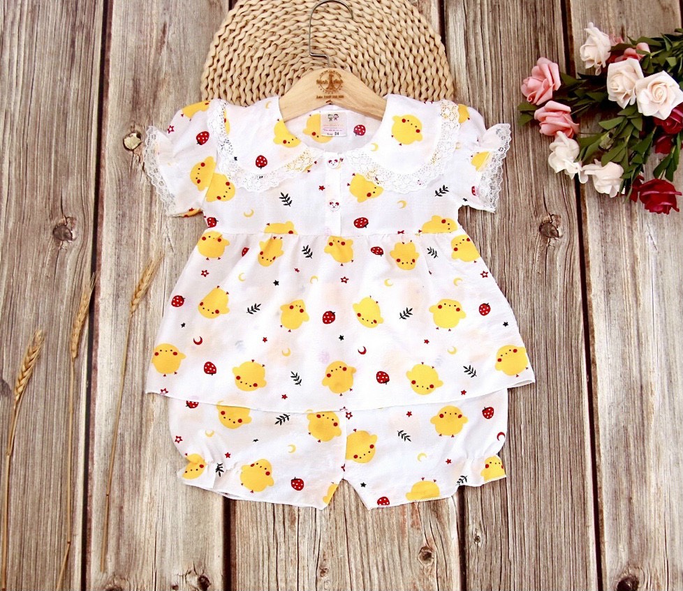 [HCM]Bộ bé gái baby doll tay ngắn gà con dễ thương cổ lá sen chất vải tơ xốp mềm, thoáng mát, ít nhăn từ 14-20kg
