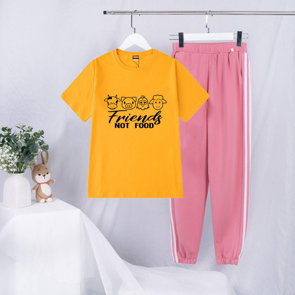 Sét Bộ Đồ Quần Áo Thời Trang Nữ Ngắn Tay Mùa Hè Siêu Xinh Cute Mặc Đi Chơi Dạo Phố, Áo Vàng Cotton In Họa Tiết Bốn Thú Friends Nót Foood Quần Thun Sọc Bo Gấu Phong cách