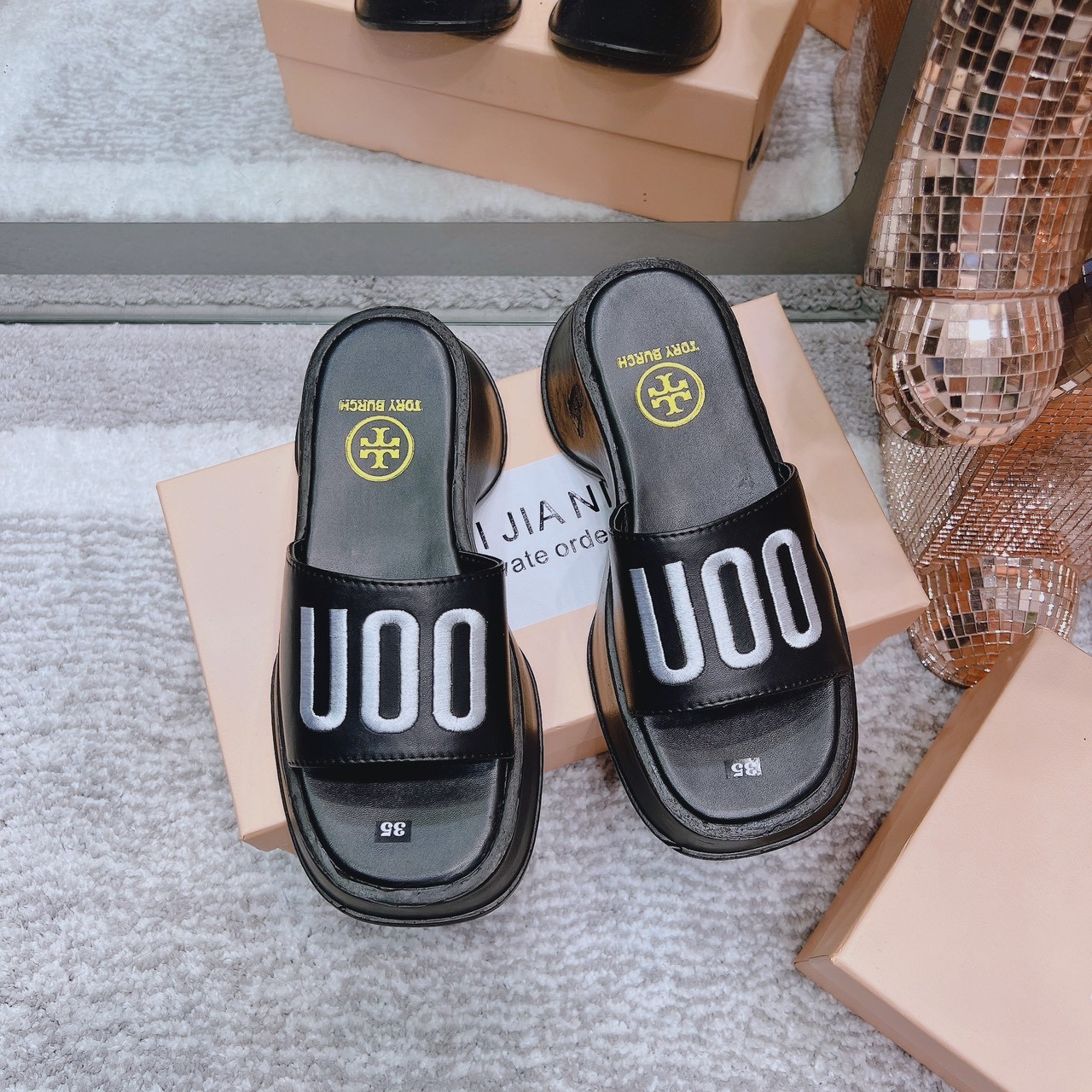 HÀNG ĐẸP  Dép nữ quai da thêu nổi UOO sắc nét siêu đẹp cao 5p size 35-39