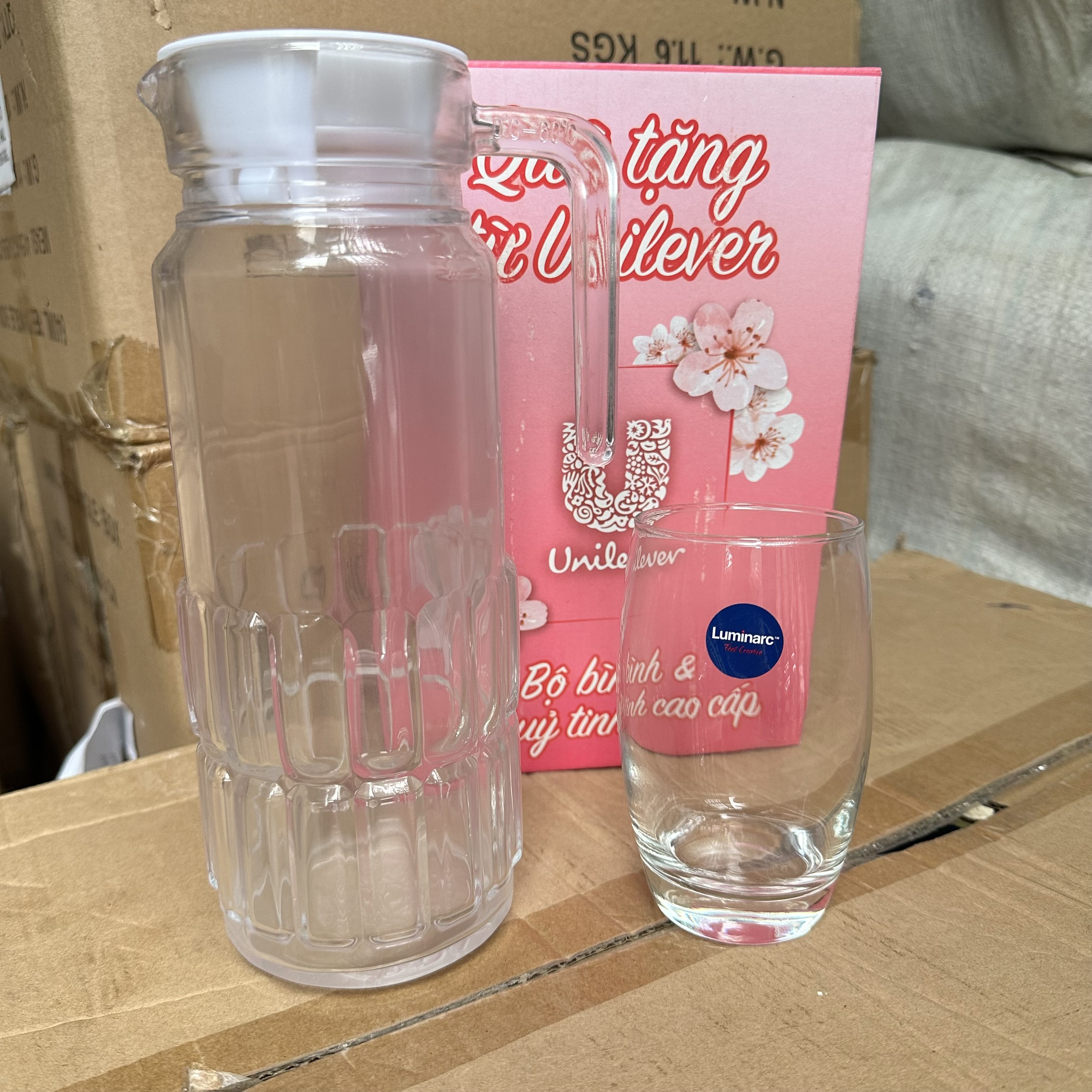 Bình thủy tinh có quai cầm - bình đựng nước để bàn 1,1 lít tặng kèm 1 ly luminac