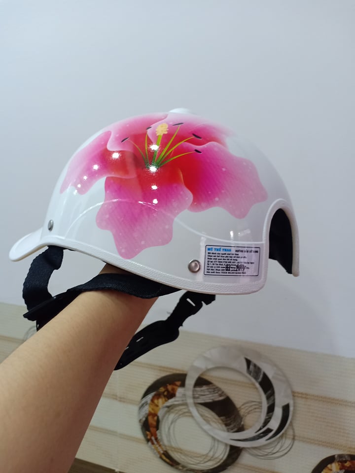 Mũ bảo hiểm kiểu lưỡi trai in hoa
